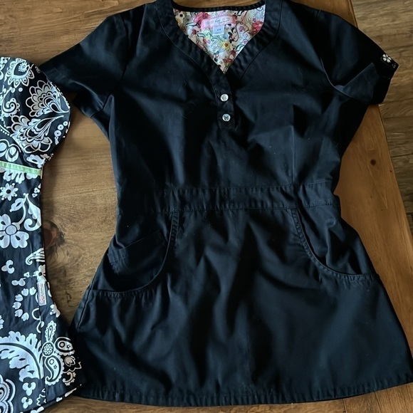 Bundle of 3 koi xsmall scrub tops - Picture 4 of 4